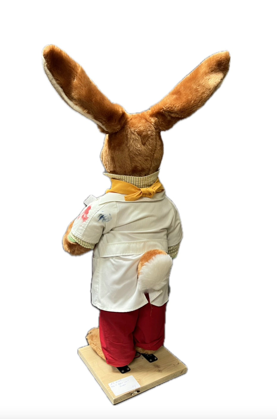 Hase mit gelben Halstuch bringt Eier