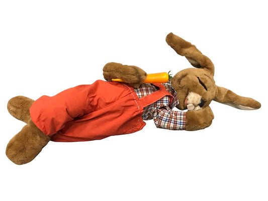 Hase schlummert mit Rübe in der Pfote