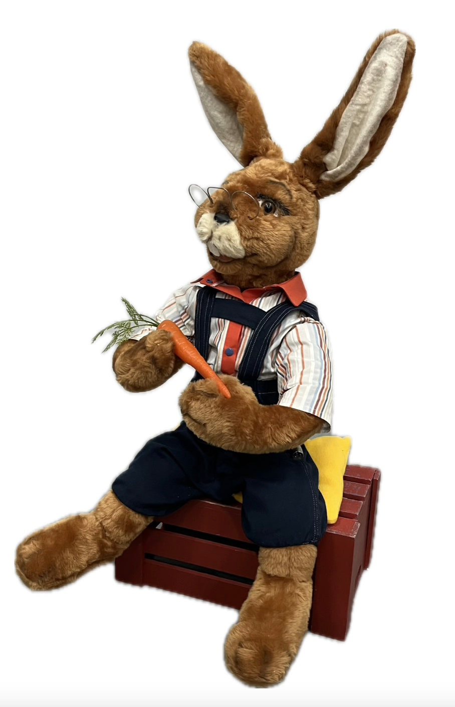 Hase sitzend mit Möhre