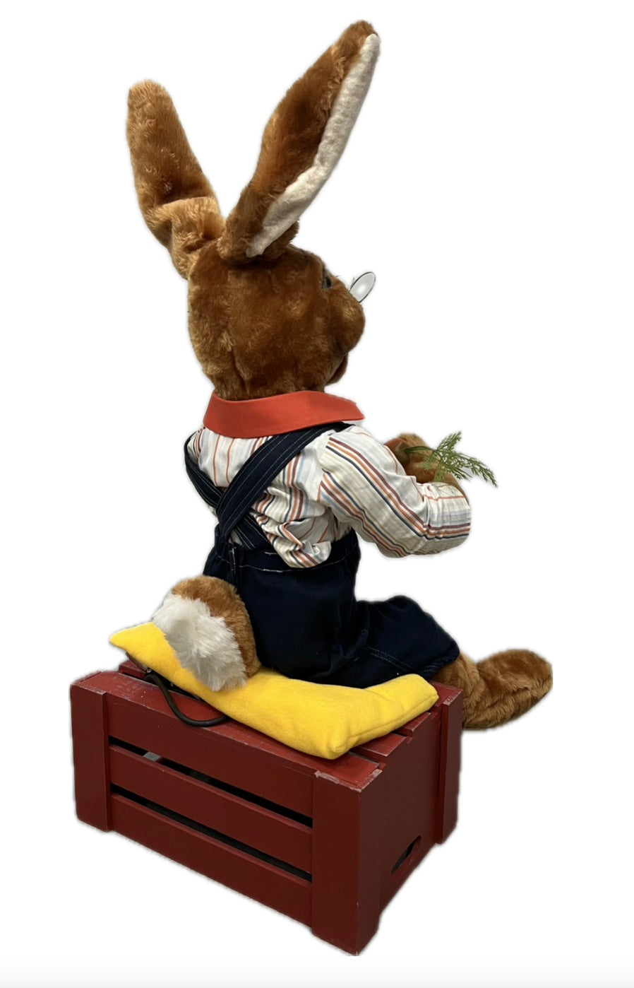 Hase sitzend mit Möhre