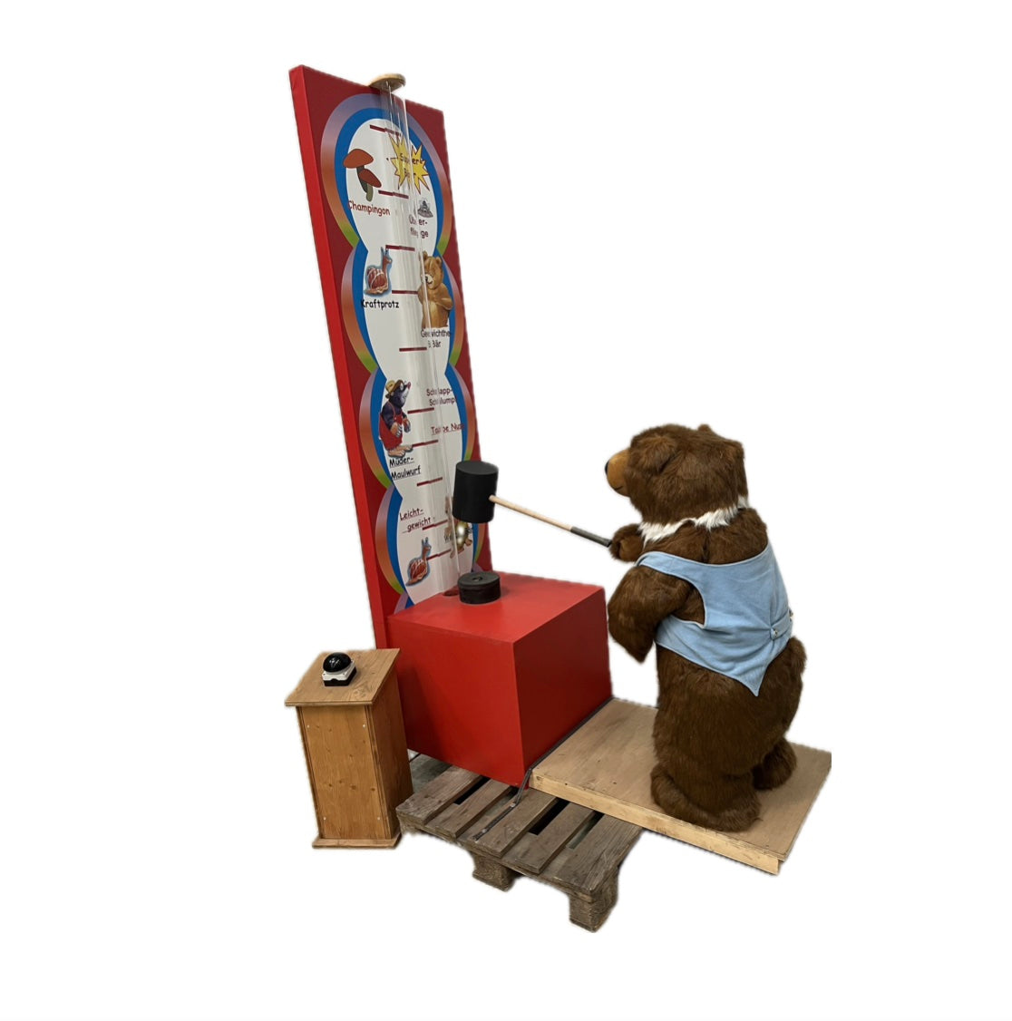 Bär haut auf Kraftmessgerät "Hau den lukas"