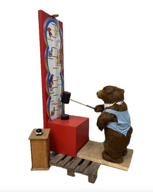 Bär haut auf Kraftmessgerät "Hau den lukas"