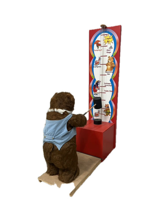 Bär haut auf Kraftmessgerät "Hau den lukas"