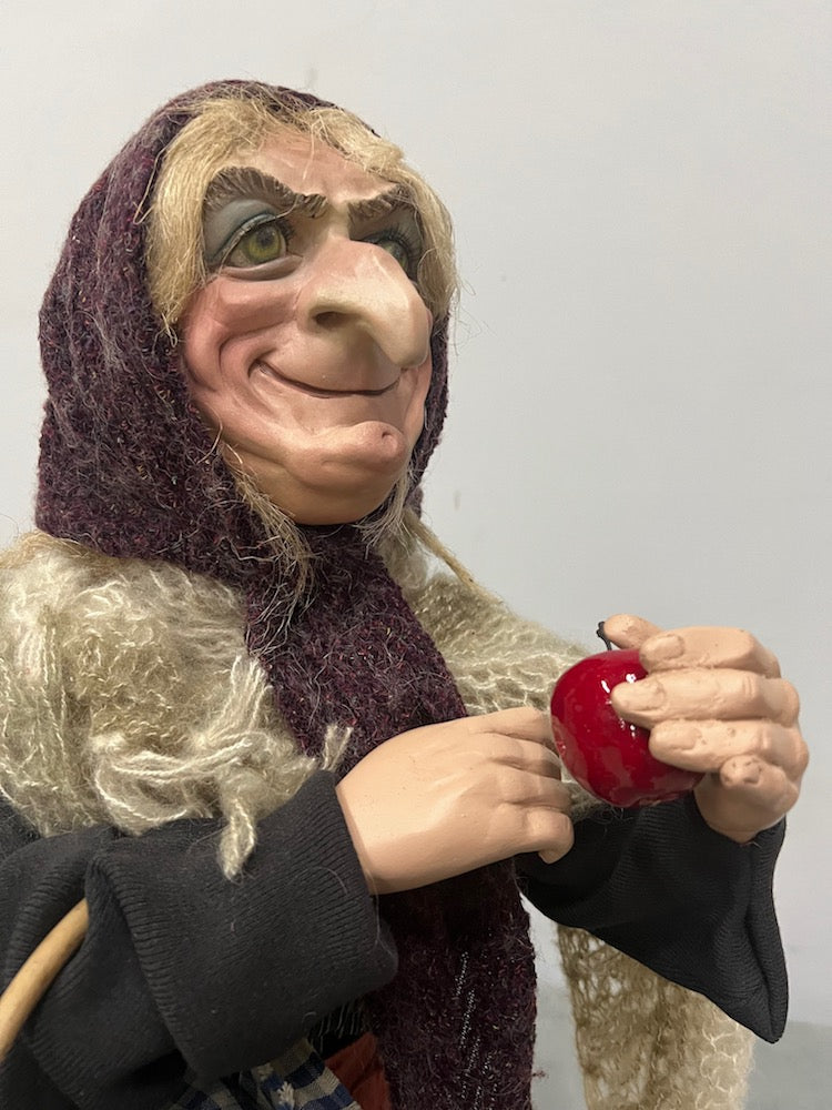 Hexe mit Korb und Apfel