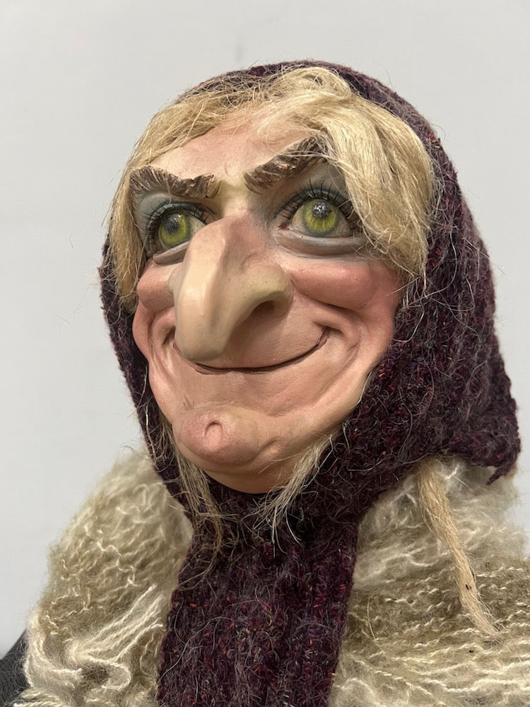 Hexe mit Korb und Apfel