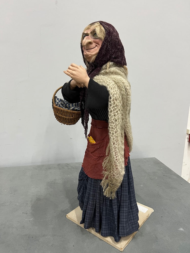 Hexe mit Korb und Apfel