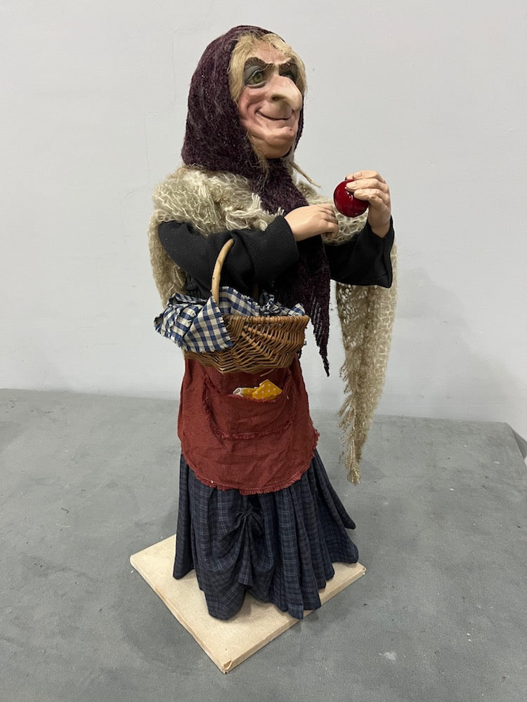 Hexe mit Korb und Apfel