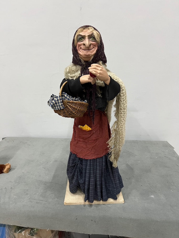 Hexe mit Korb und Apfel