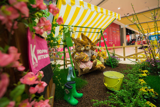 Hollywoodschaukel mit 3 Hasen