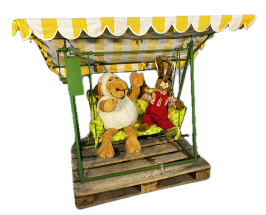 Hollywoodschaukel mit Schaf und Hase