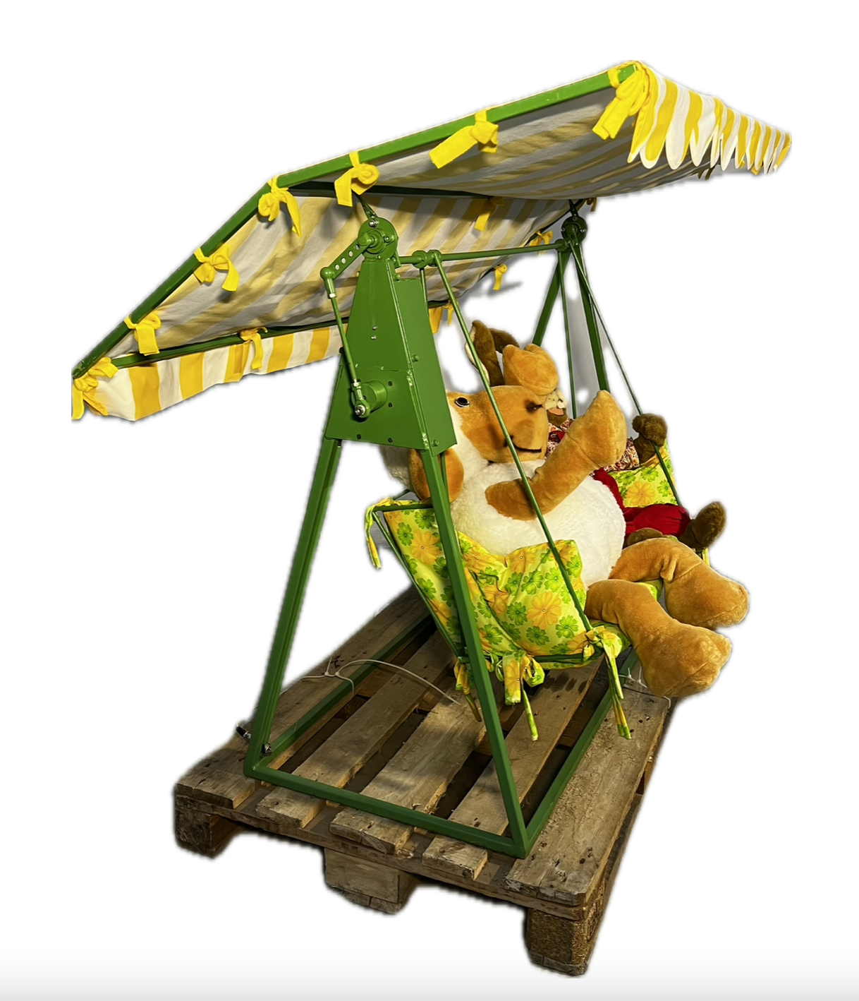 Hollywoodschaukel mit Schaf und Hase