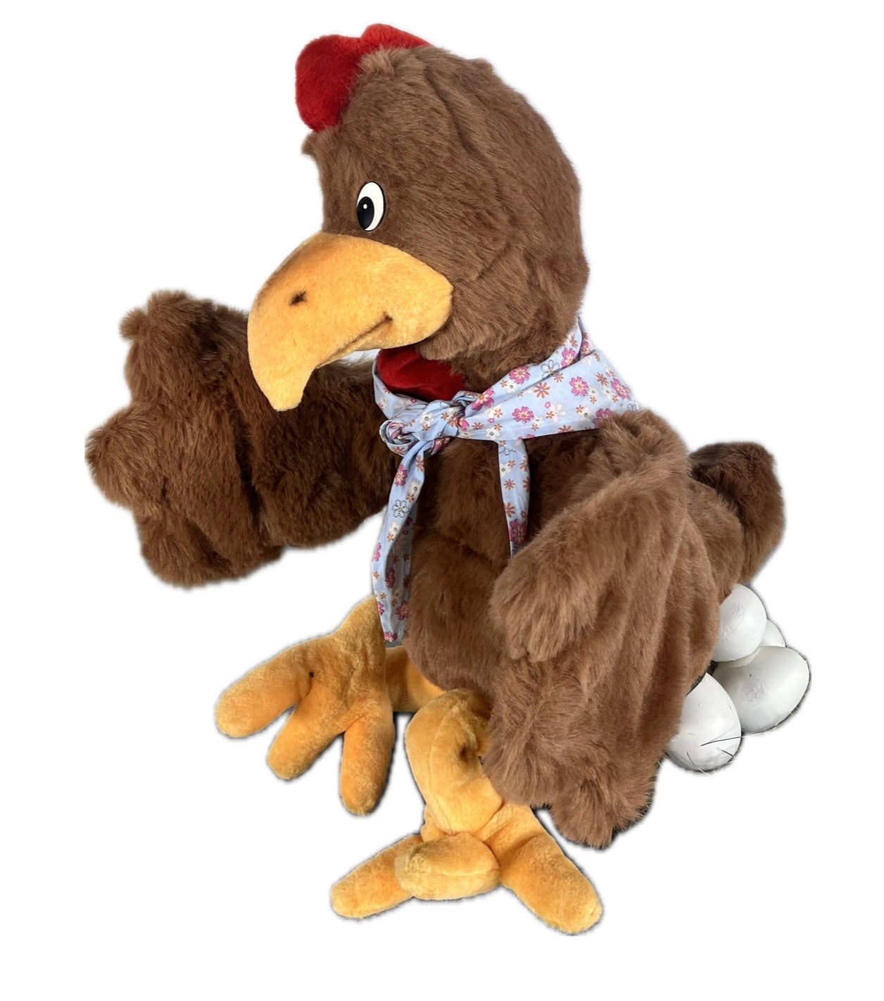 Huhn mit Halstuch legt scheinbar Eier