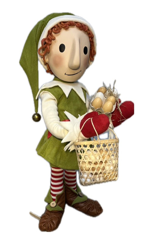 Elf mit Knopfaugen bringt Eier zur Teigherstellung (Weihnachtsbäckerei)