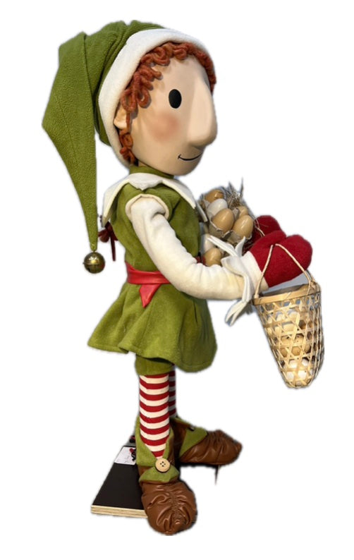 Elf mit Knopfaugen bringt Eier zur Teigherstellung (Weihnachtsbäckerei)