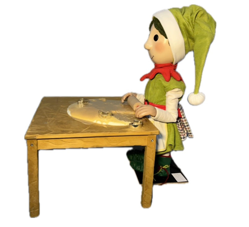 Elf mit Knopfaugen rollt Teig aus (Weihnachtsbäckerei)