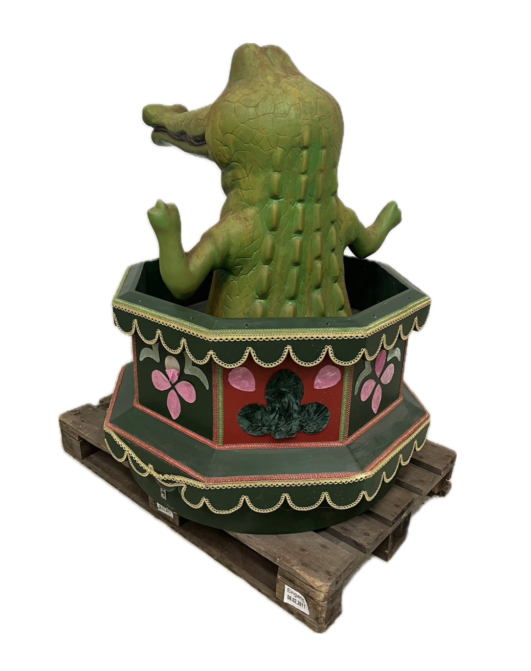 Crocodile music box with rotating key