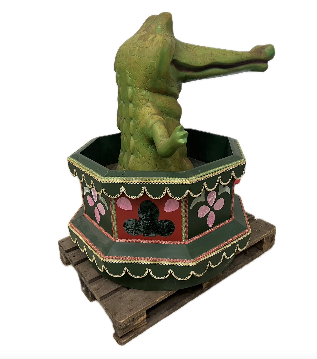 Crocodile music box with rotating key