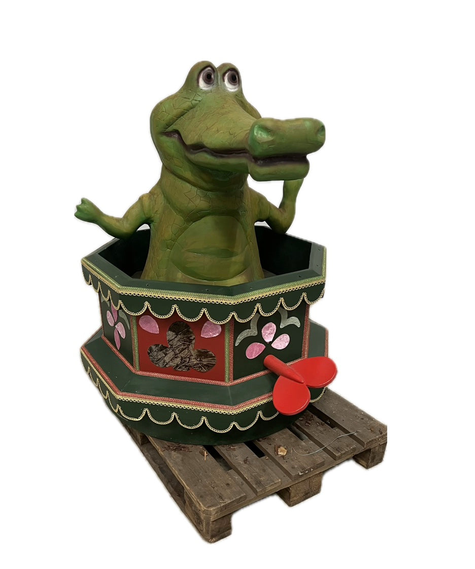 Crocodile music box with rotating key