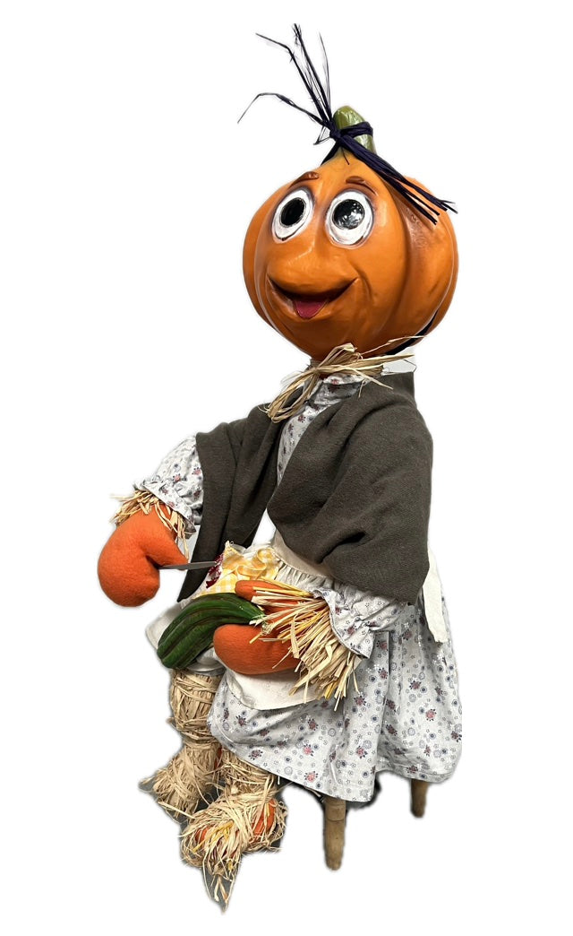 Kürbismädchen sitzend mit Gurke