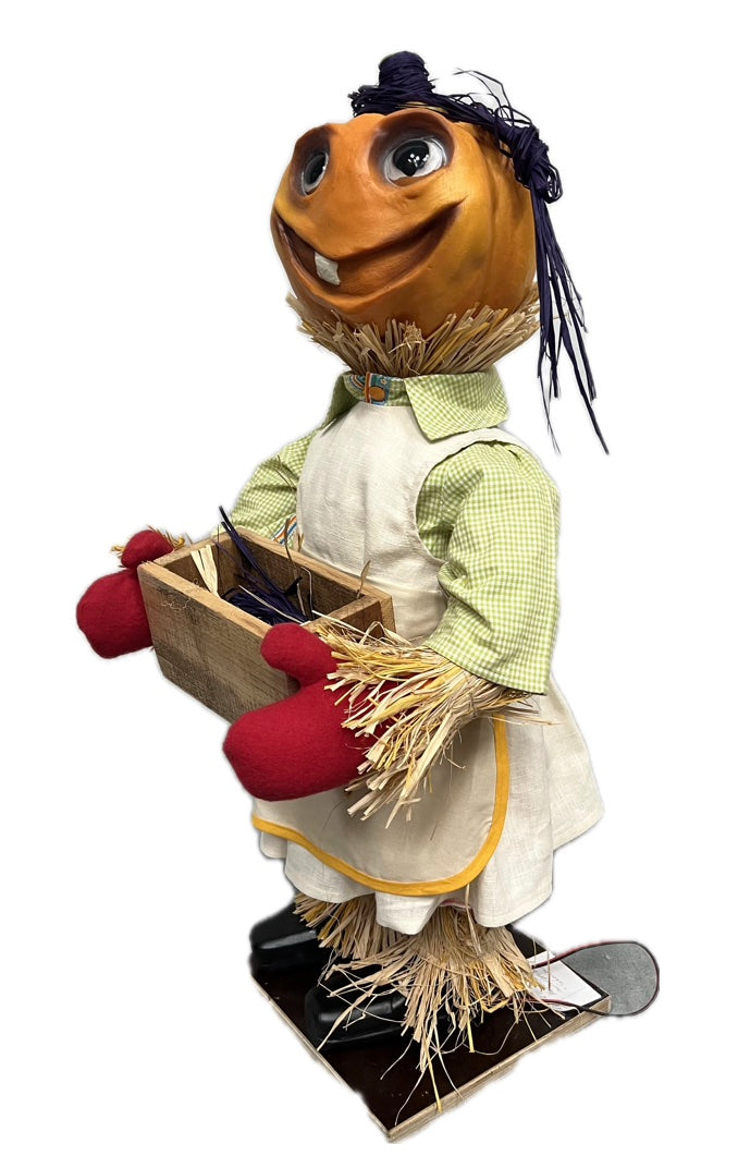Kürbismännchen mit Holzkiste