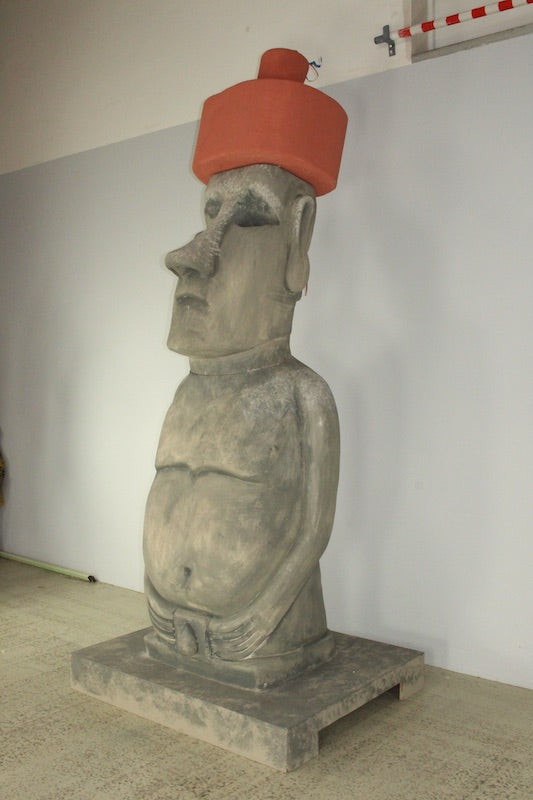 Moai Skulptur mit Hut