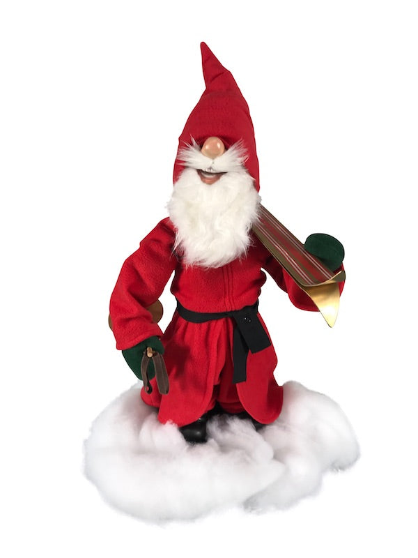 Weihnachtsmann mit Skiern auf der Schulter