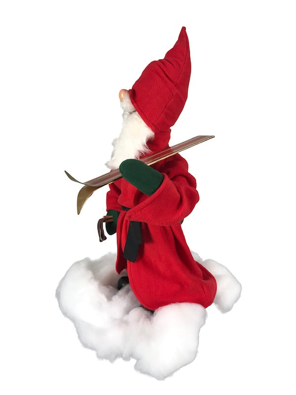 Weihnachtsmann mit Skiern auf der Schulter
