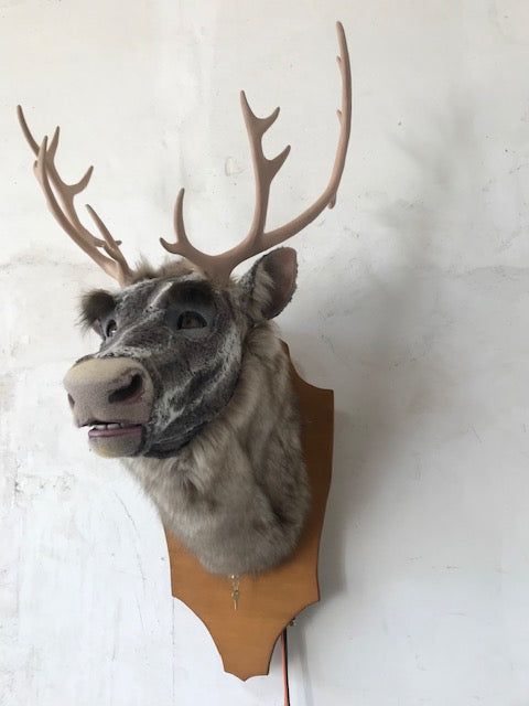 sprechender Rentierkopf mit 10 Bewegungsfunktionen.