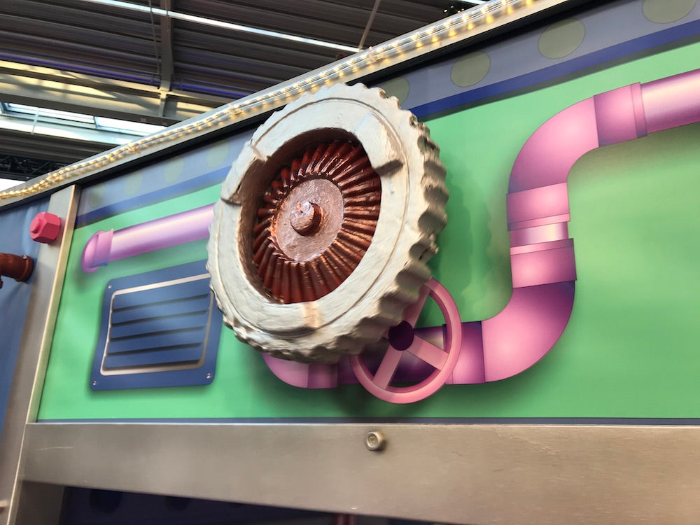 Rudis Rentiertrupp verpackt Weihnachtsgeschenke mit einer großen Maschine