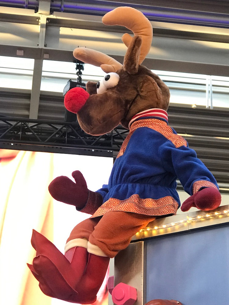 Rudis Rentiertrupp verpackt Weihnachtsgeschenke mit einer großen Maschine