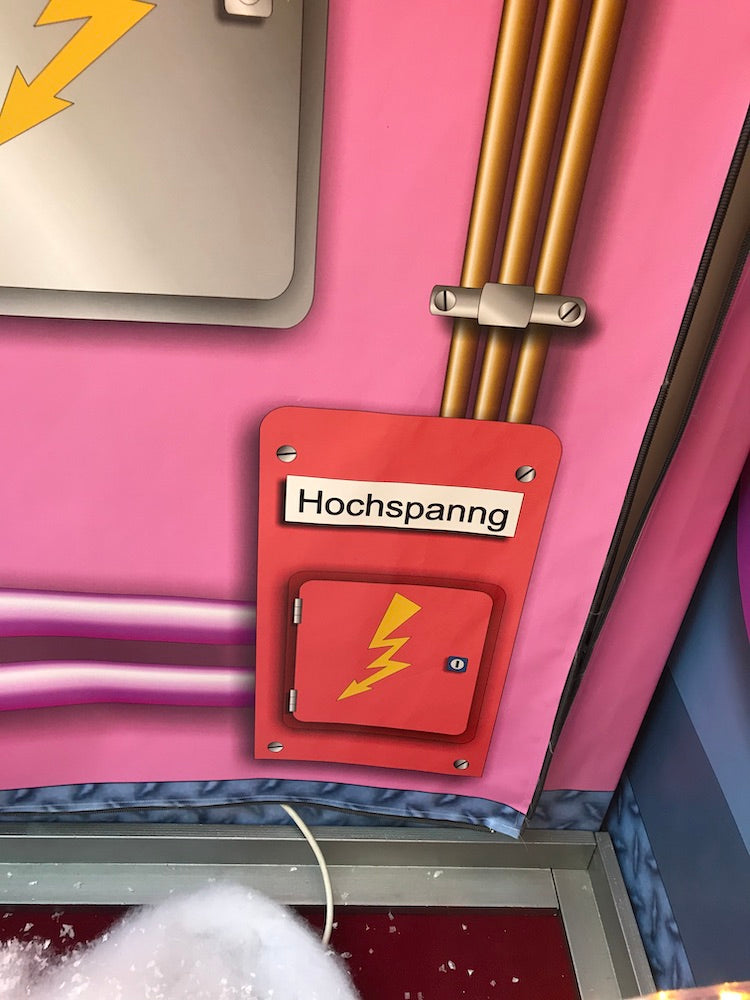 Rudis Rentiertrupp verpackt Weihnachtsgeschenke mit einer großen Maschine