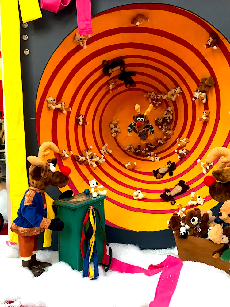 Rudis Rentiertrupp verpackt Weihnachtsgeschenke mit einer großen Maschine