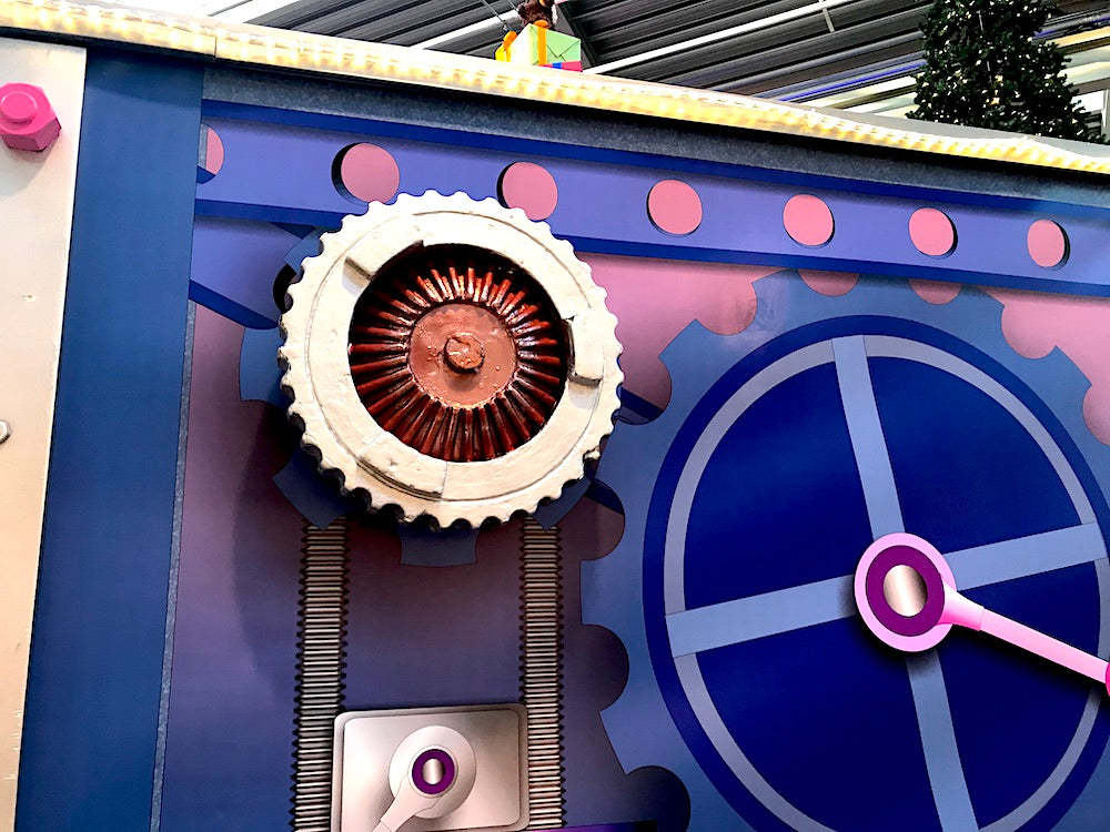 Rudis Rentiertrupp verpackt Weihnachtsgeschenke mit einer großen Maschine