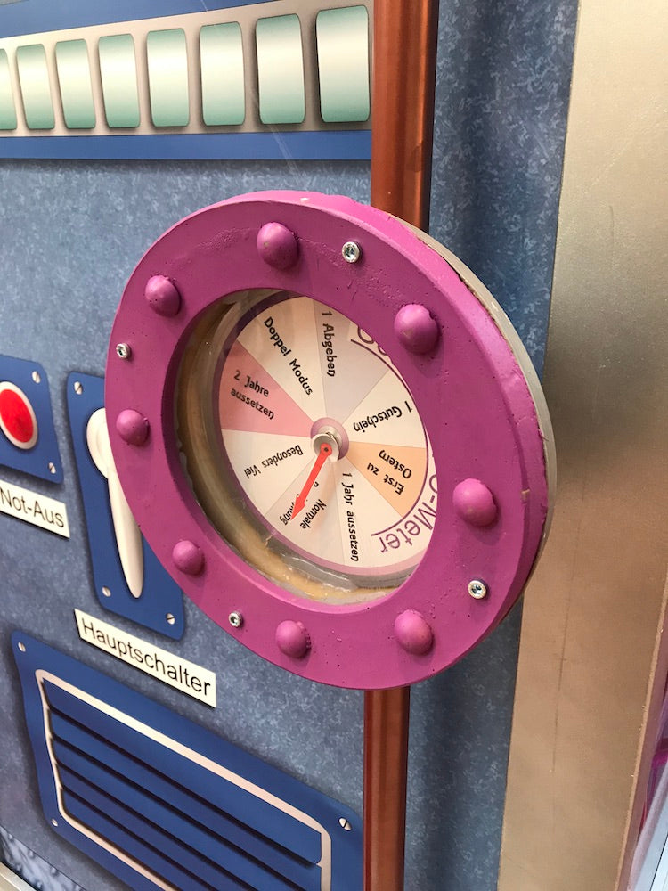 Rudis Rentiertrupp verpackt Weihnachtsgeschenke mit einer großen Maschine