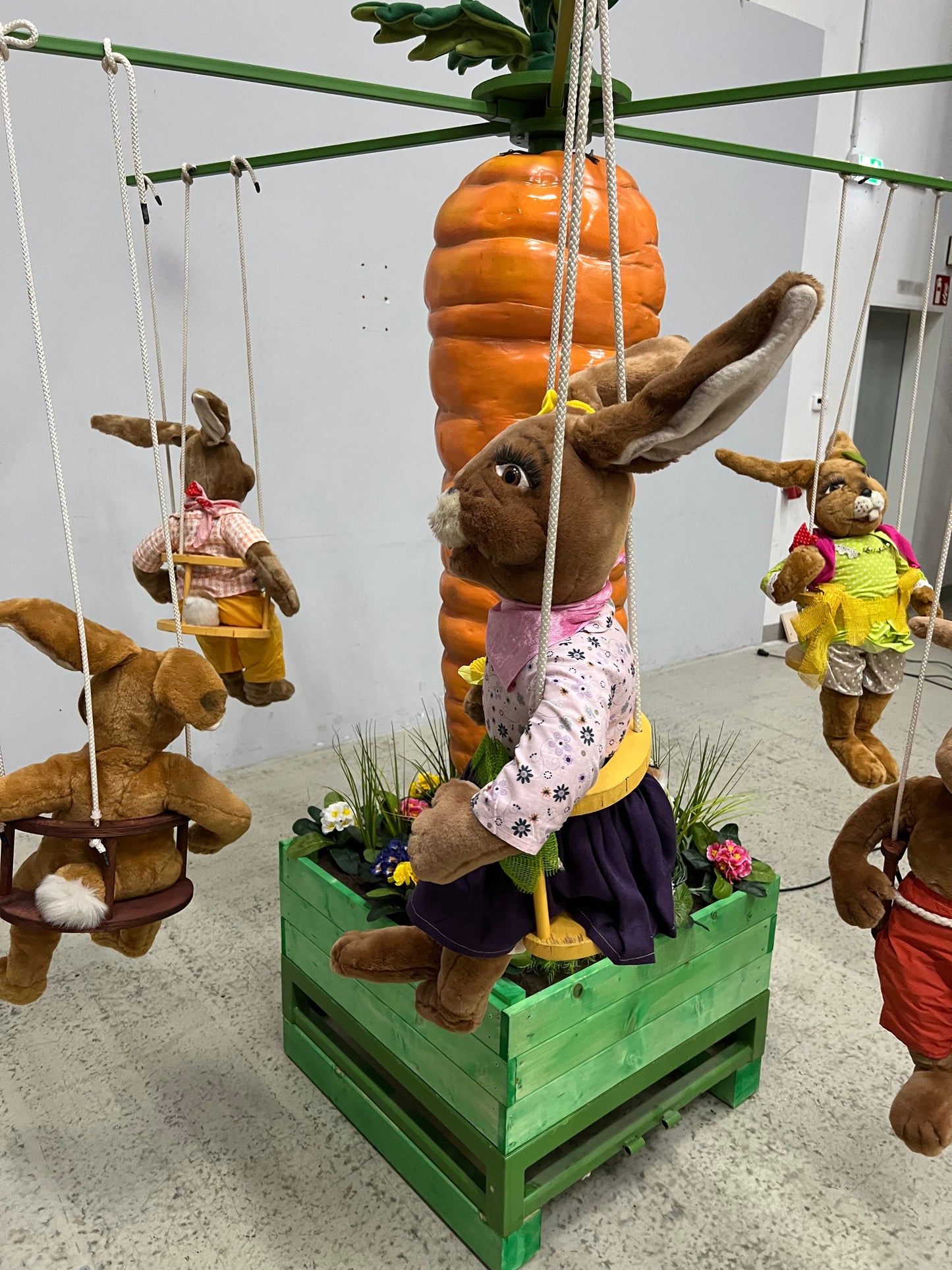 Rübenkarussell-Karussell mit Hasenfiguren