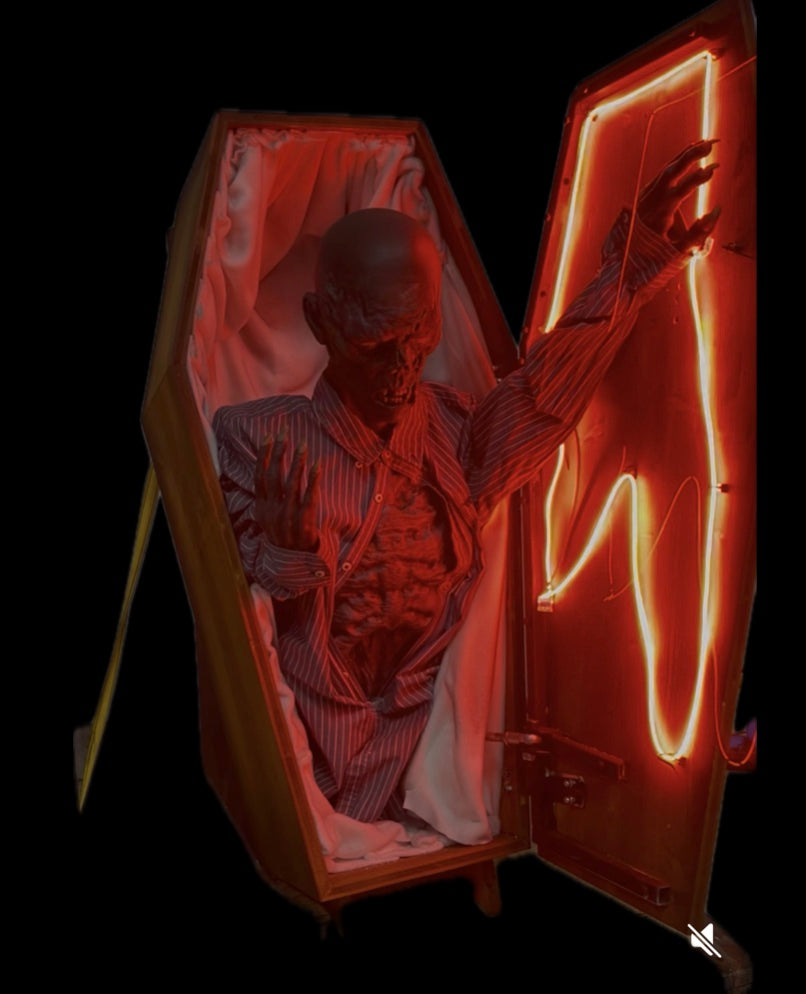 Zombie öffnet Sargdeckel