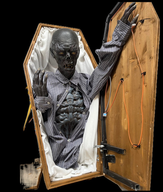 Zombie öffnet Sargdeckel