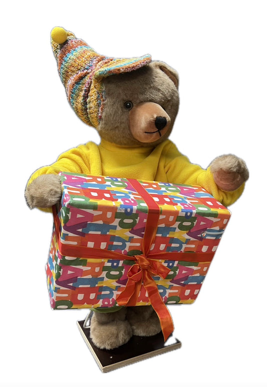 Teddybär mit großem Geschenkpaket