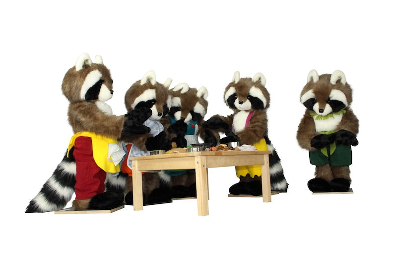 Waschbären backen zu fünft Weihnachtsgebäck