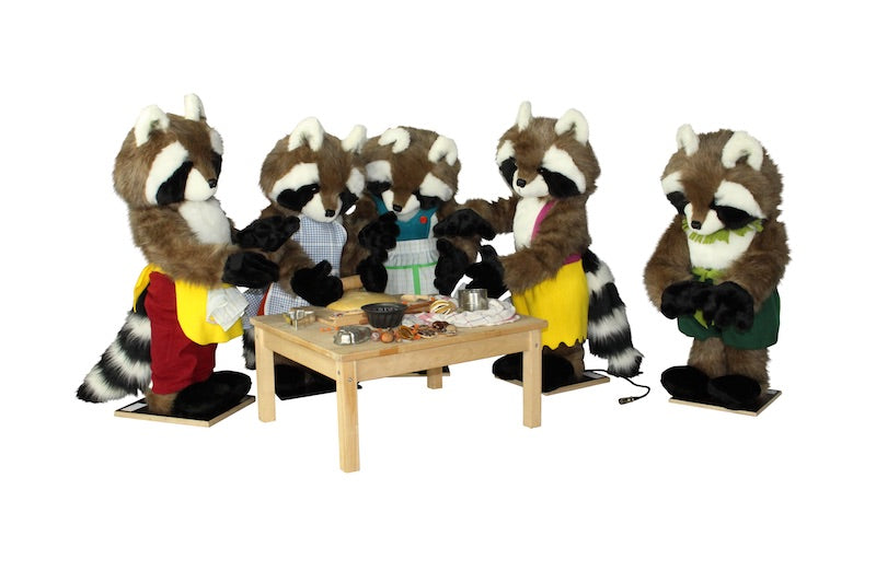 Waschbären backen zu fünft Weihnachtsgebäck