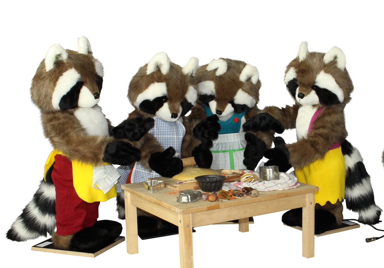 Waschbären backen zu fünft Weihnachtsgebäck