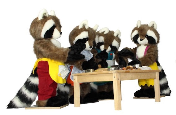 Waschbären backen zu fünft Weihnachtsgebäck