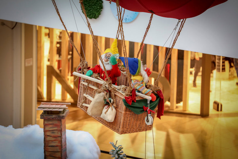 Lasten-Zeppelin als Geschenktransporter mit Wichtelbesatzung