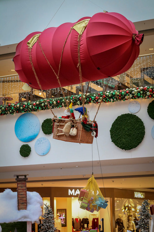 Lasten-Zeppelin als Geschenktransporter mit Wichtelbesatzung