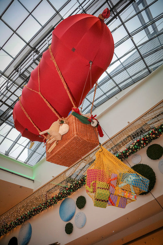 Lasten-Zeppelin als Geschenktransporter mit Wichtelbesatzung