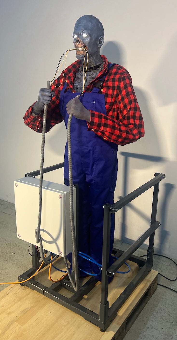 Zombie Elektriker beißt ins Kabel